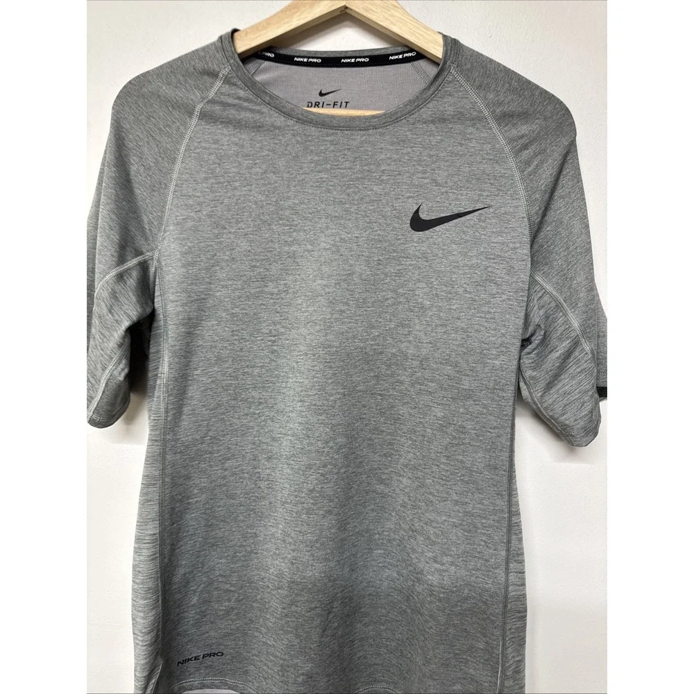 Nike Pro Dry Fit Shirt Size M Short Sleeve Womens Crew Neck Gray Athletic Fit